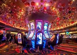 Dealer Speed Baccarat laku togel dalam studio live dengan kamera multi-sudut